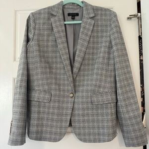 Ann Taylor 2 piece gray suit. Size 8.